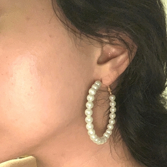 💖 2/$30 Women's Faux pearl beaded big gold plated hoop earrings - Picture 8 of 11